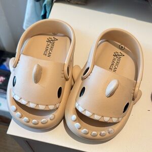 American exchange toddler size 9 shark sandals